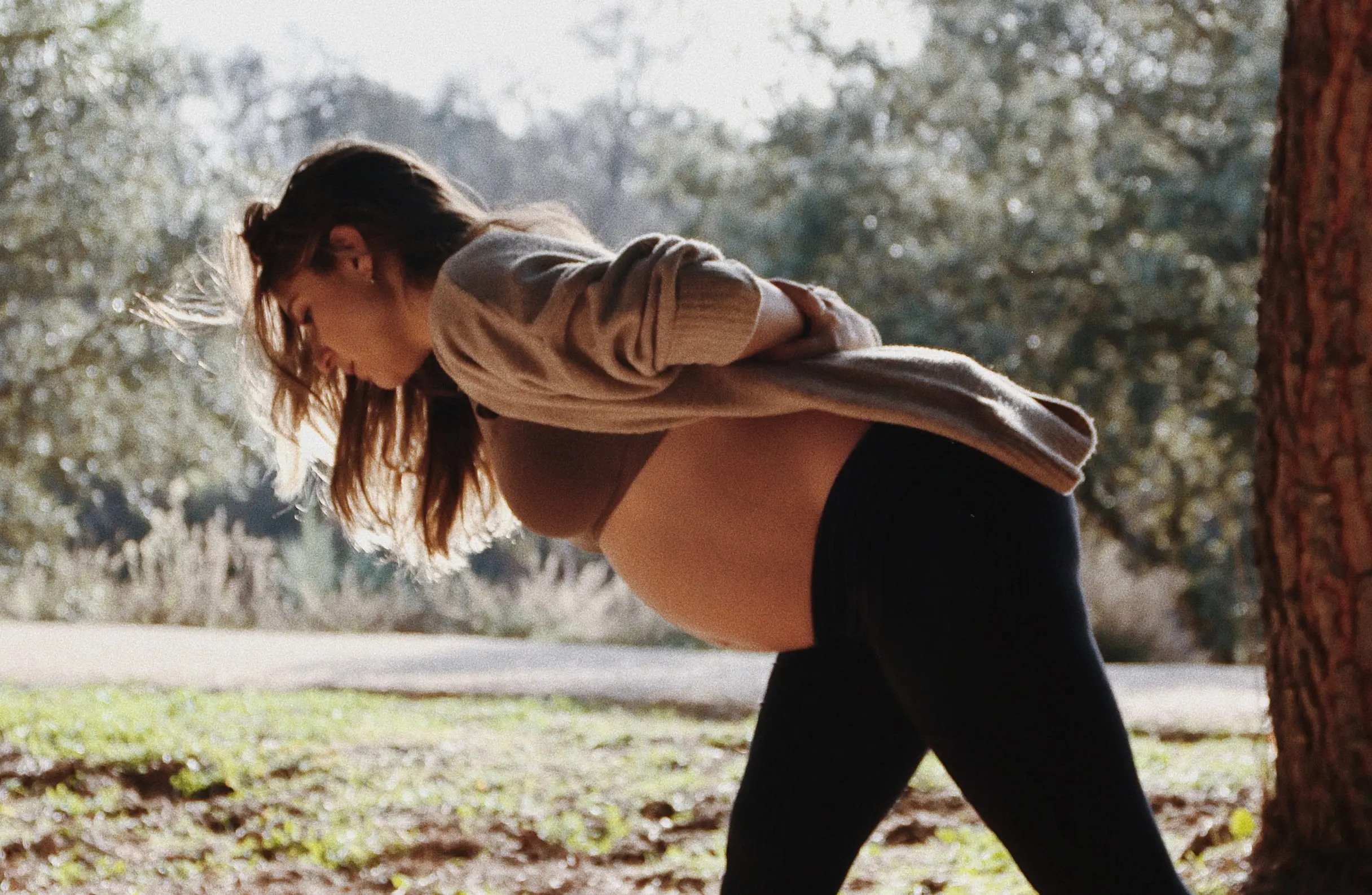 Mujer embarazada practicando yoga prenatal